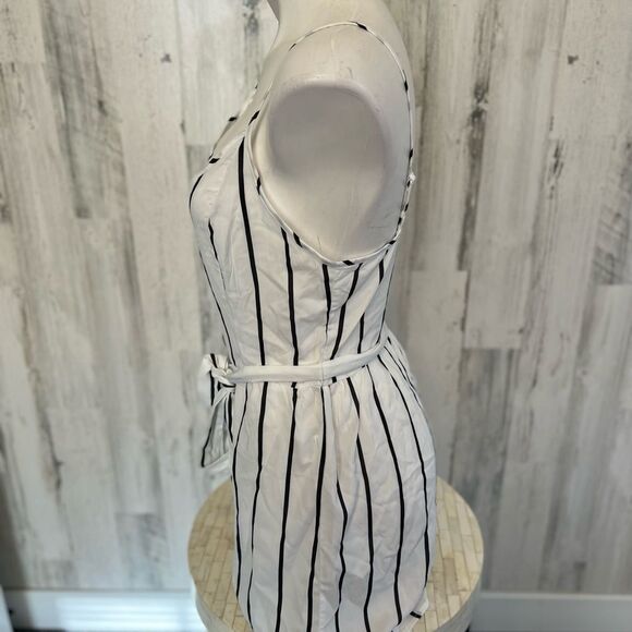 Stripped Romper with belt size MEDIUM - Picture 2 of 6